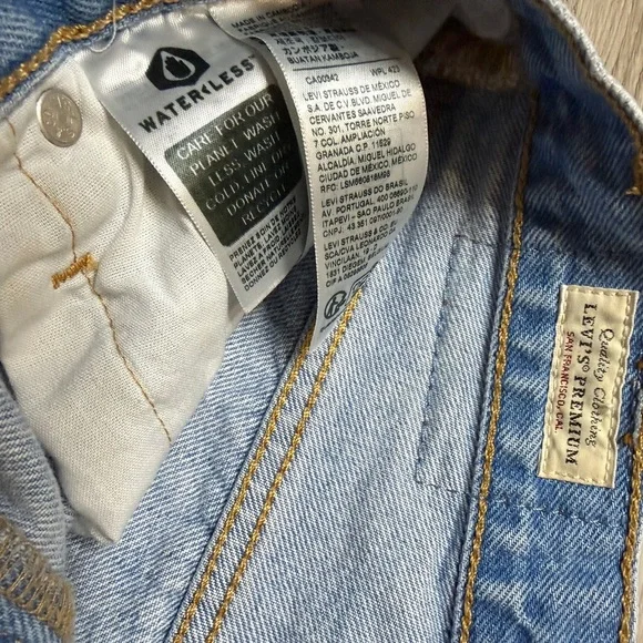 Levi's 501 Light Blue Denim Short - Picture 5 of 9